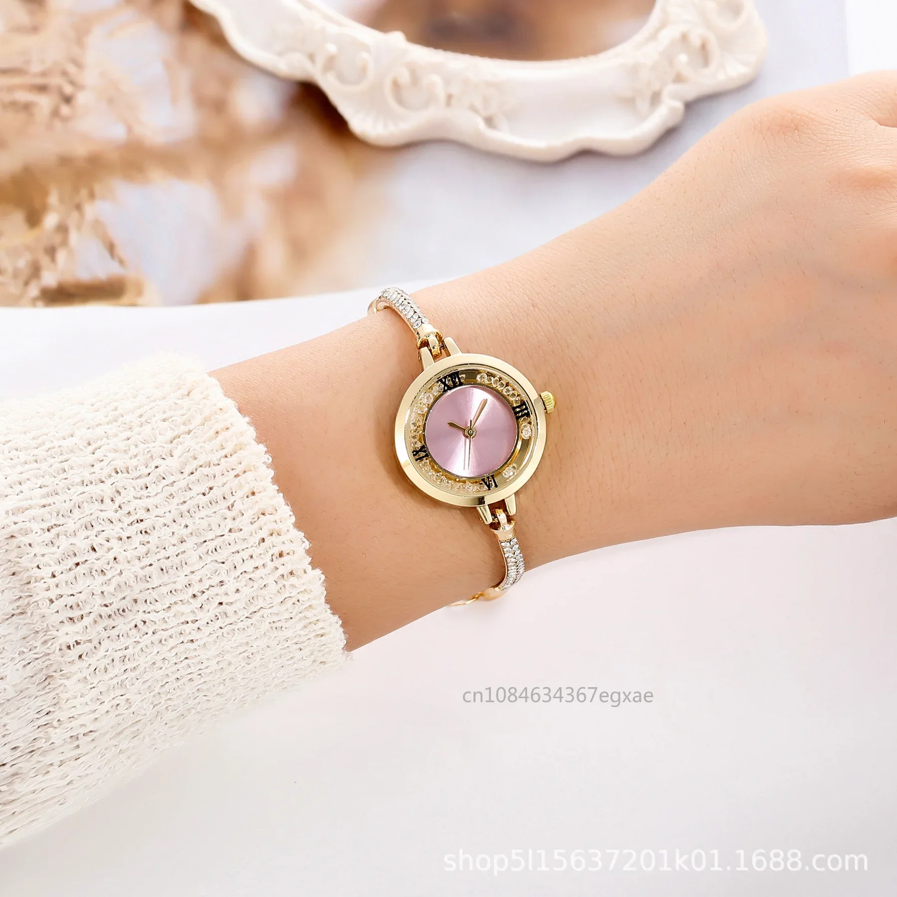 Женские кварцевые часы со стальным браслетом, элегантные часы с маленьким циферблатом, 2024