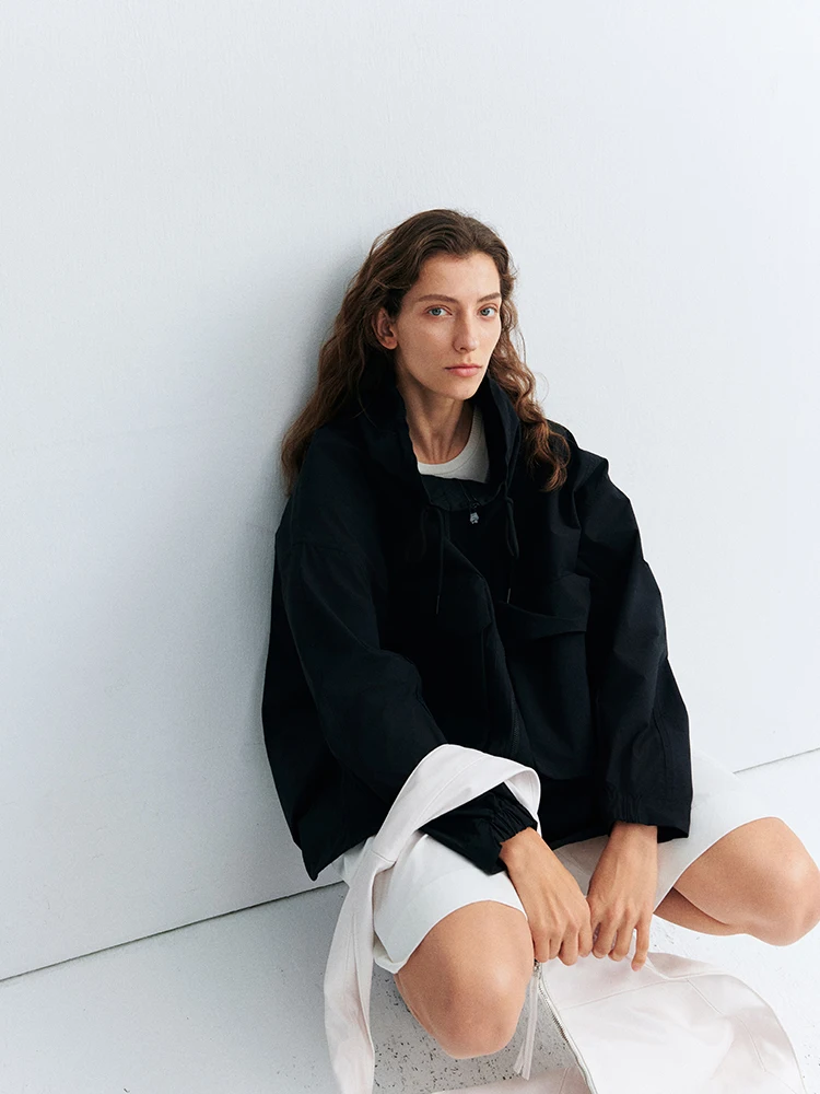 

WUUO Bla Jaet Женская новая весенняя коллекция 2026: Универсальный свободный повседневный спортивный топ белого цвета для работы и города