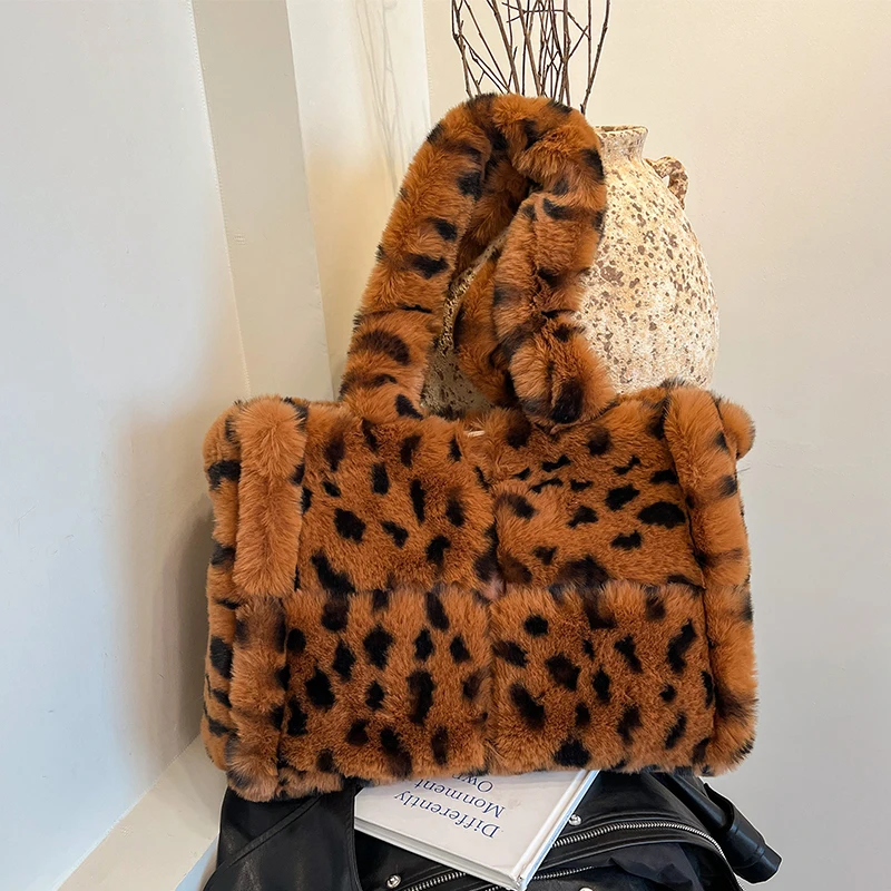 

Large Capacity Tote Luxury Faux Fur Women Handbag Designer Brand Leopard Printing Plush Shoulder Bag Soft Fluffy Tote Winter