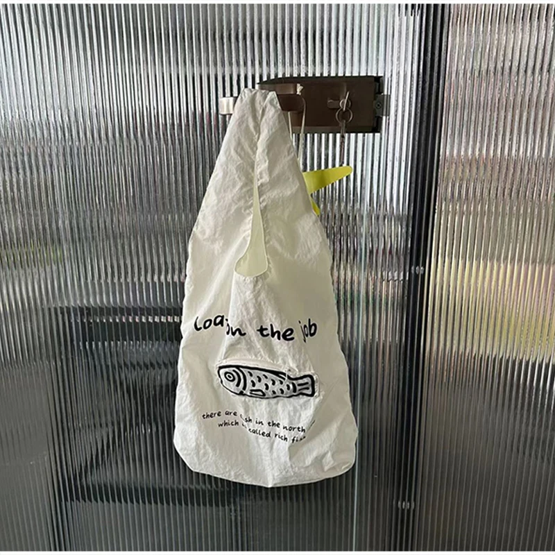 Faltbare, verformbare Handtasche „Fortune Fish“, Taschenanhänger, wasserdichte Schultertasche aus Nylon-Netzstoff, lässige Einkaufstasche für Damen. – Detail 11