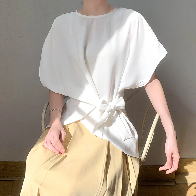 قميص نسائي أبيض فضفاض غير رسمي بأكمام قصيرة مع حزام بتصميم مريح، قميص صيفي عصري للجنسين من البوليستر