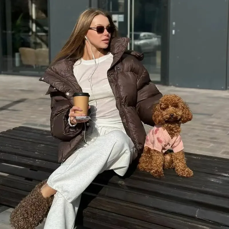 

Короткая пуховая одежда с хлопковой подкладкой. Модные пуховки. Маленький дизайн. Одежда для хлеба. Куртки на хлопковой подкладке. Изысканные простые куртки.