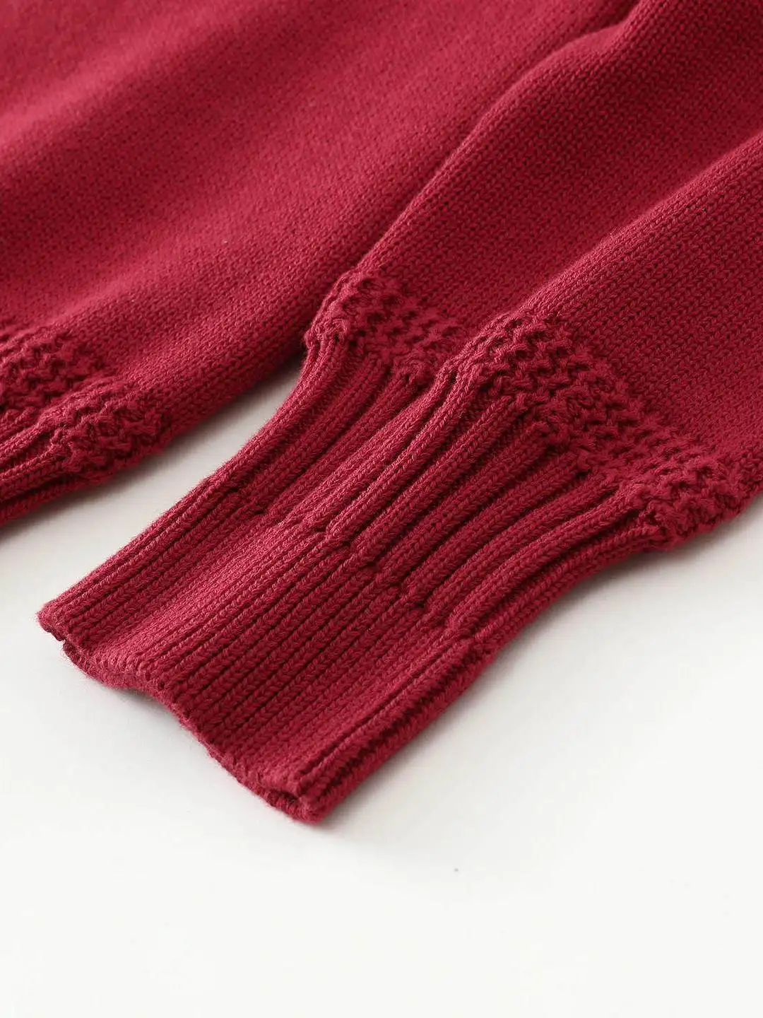 Czerwony sweter damski z czystej bawełny, dzianinowy, luźny krój, ciepła warstwa bazowa, wysoki kołnierz, do noszenia w domu, długi rękaw.