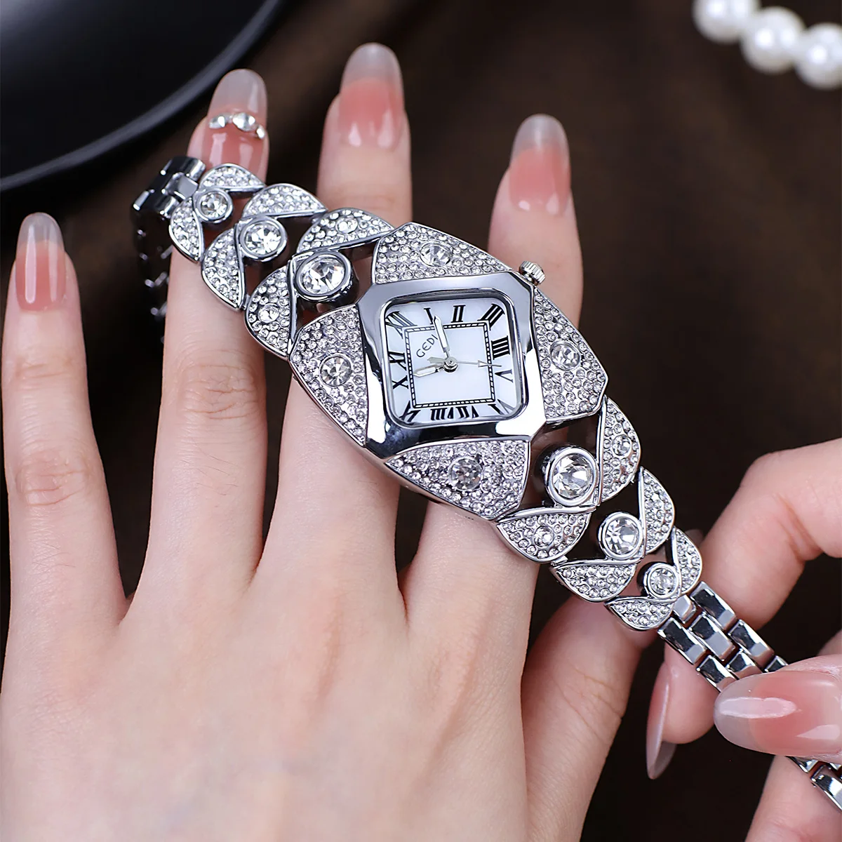 2025, beliebte Damenuhr, leicht, luxuriös, voller Diamanten, Premium-Gefühl, Armband, Nische, Retro, wasserdicht, Damenmode, Quarzuhren