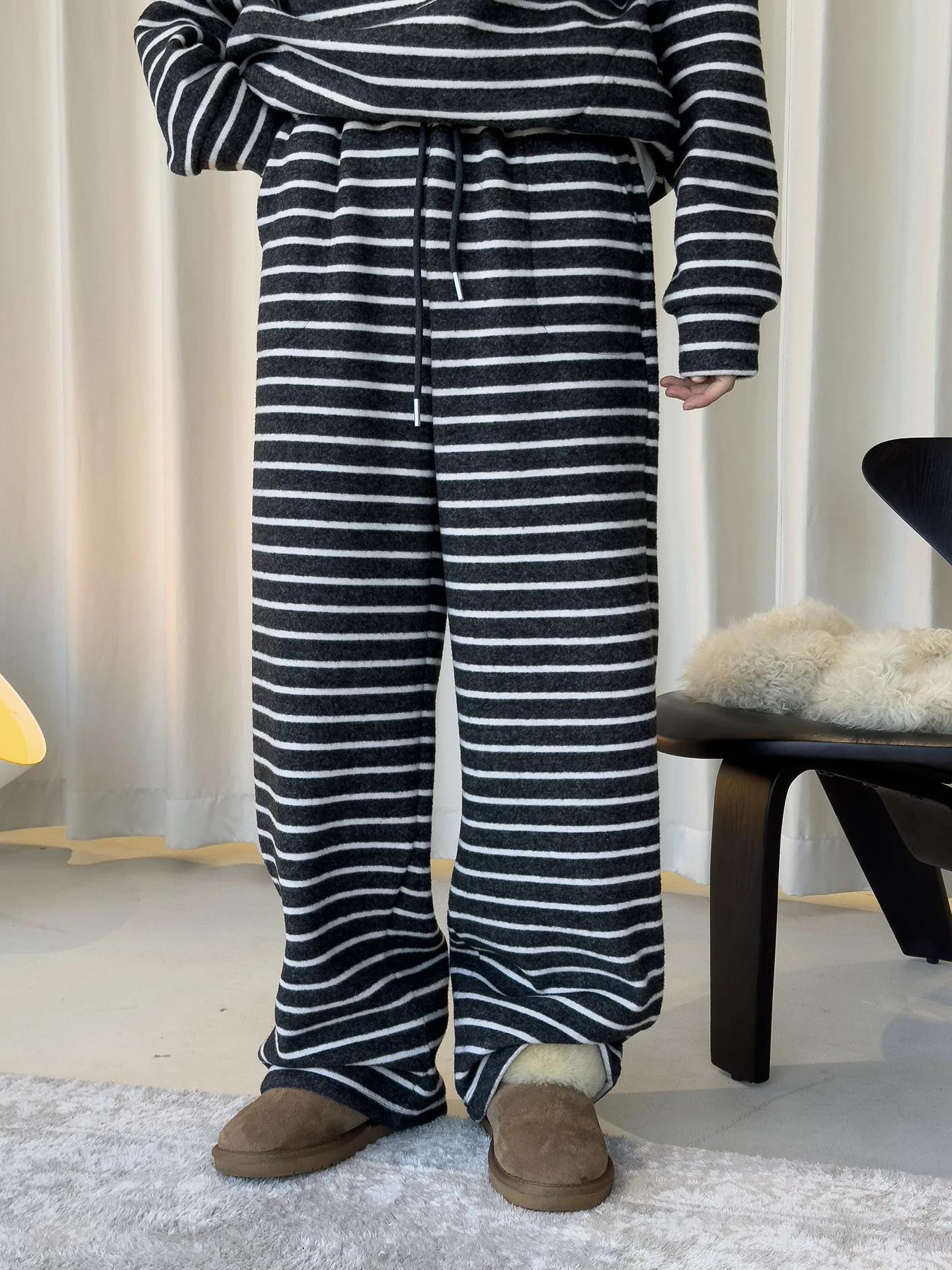 

Новые зимние корейские модные полосатые повседневные брюки на шнурке и бархатные повседневные брюки в стиле ретро, теплые и удобные толстые брюки для женщин