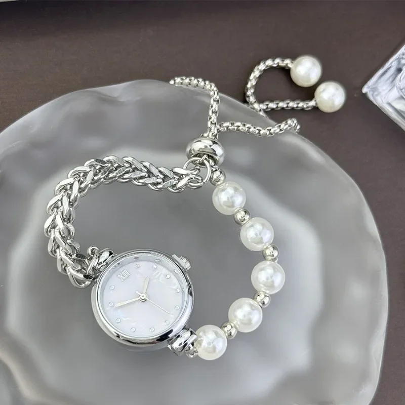 

Элегантный браслет с жемчугом, женские наручные часы, винтажные женские кварцевые часы с маленьким циферблатом серебряного цвета, подарки