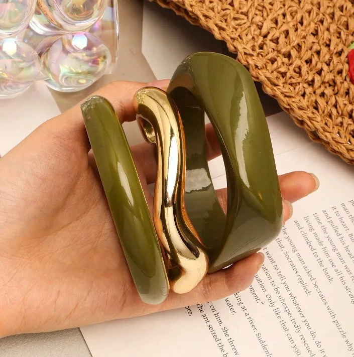 ZAKOL 3-teiliges Set Unregelmäßige Wellenförmige Manschettenarmbänder für Frauen Harz-Armbänder Stapelbare Armreifen Statement-Schmuck Geschenk – Detail 11