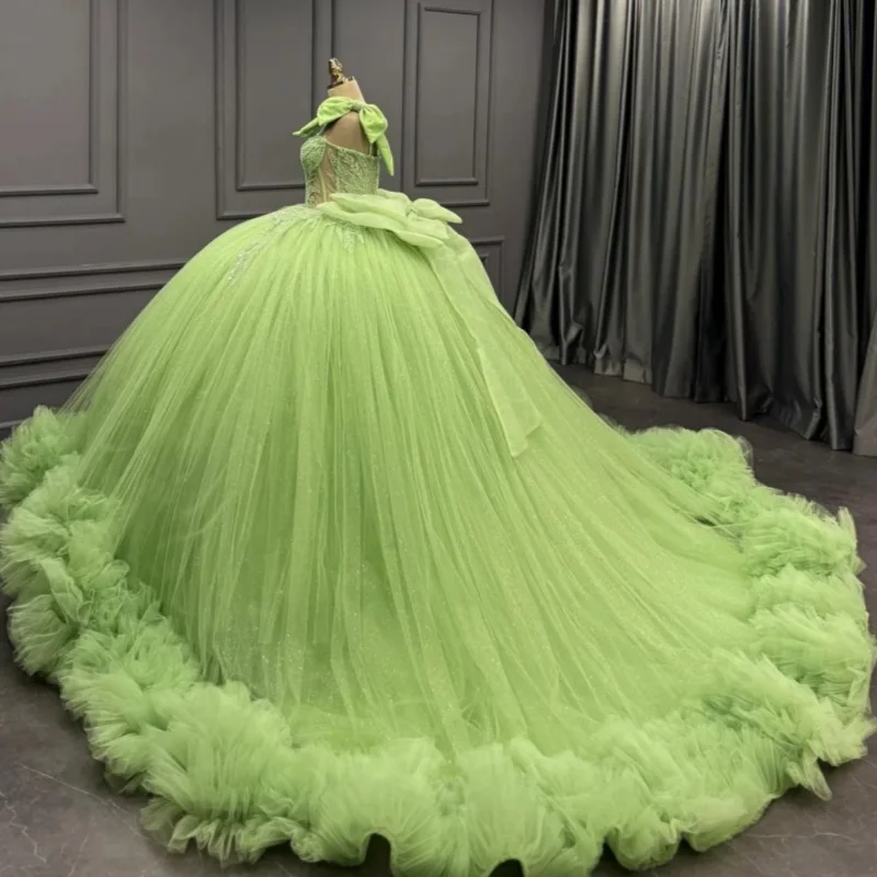 Vestido quinceanera ciano brilhante, ombro de fora, renda, camadas, glitter, decalque, laço, cauda longa, vestidos de 15 quinceanera ﻿ Personalizado