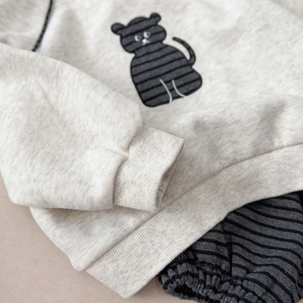 2026 Herbst Kinderbekleidungssets Baby Jungen Mädchen Cartoon-Stickerei Kapuzenpullover+Gestreifte Hose 2-teiliger Anzug Kinder-Trainingsanzug – Detail 5
