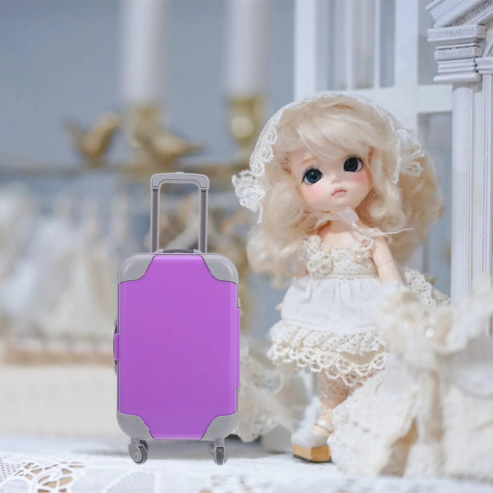 

Декоративный мини-чемоданчик: высокая степень реалистичности, изысканное исполнение, легкий вес для оформления миниатюрных домиков, гладкие края, детализированная отделка.