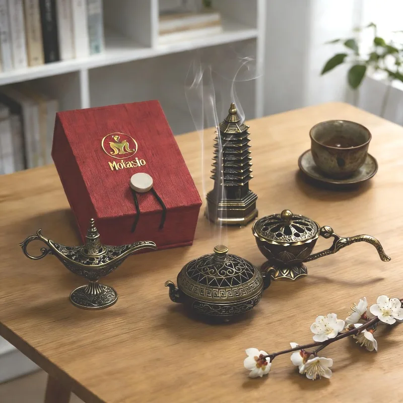 Mini Metall-Räucherstäbchenhalter-Set im Retro-Stil mit Verzierungen, Pagoden-, Fu- und Lotus-Motiven, Traditionell Geschnitzte Tischdekoration für Zuhause mit Geschenkbox