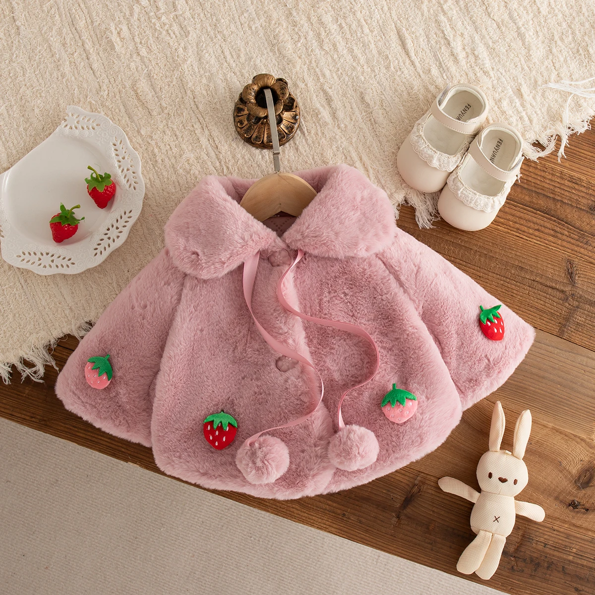 Dziewczęca odzież zimowa Zimowy płaszczyk dziewczęcy ocieplany futrem jagnięcym z motywem truskawek Urocza odzież wierzchnia dla niemowląt z kołnierzykiem