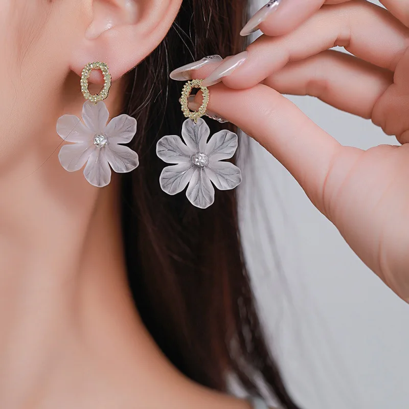 Korean Translucent White Flower Drop Earrings For Women Jewelry 2024 Trending New Fresh Resin Petals Crystal Women\'s Earrings