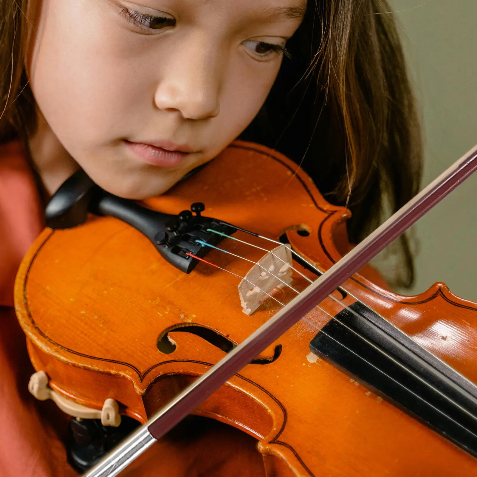Arco de violín de tamaño medio con varilla de sándalo, taladro de ébano, doble ojo parisino, crin de caballo, control equilibrado, tono fuerte para escuela