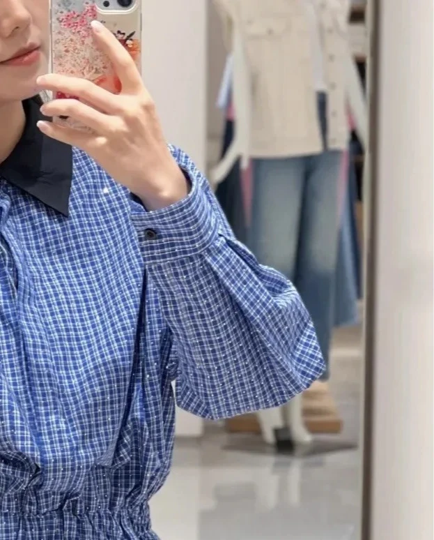 

Женский стильный костюм-двойка с рубашкой с отворотами с бриллиантами или облегающим мини-платьем с высокой талией