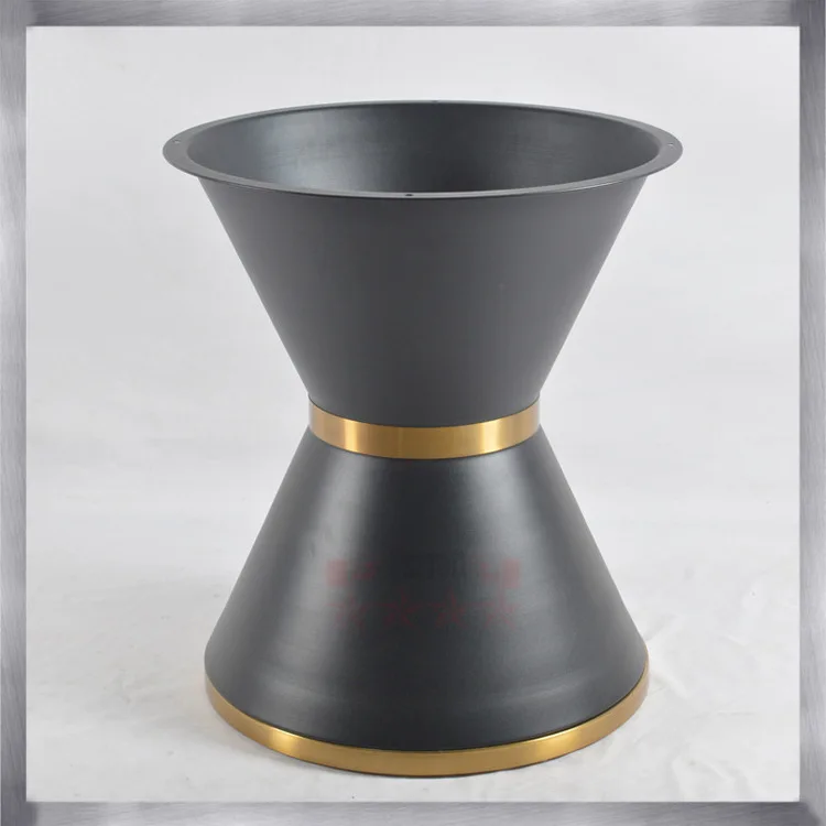 Nogi stołu z lekkiego luksusowego metalu, złote, z szerokim paskiem i dużym rogiem, podstawa stołu do stołów jadalnych, meble cateringowe.