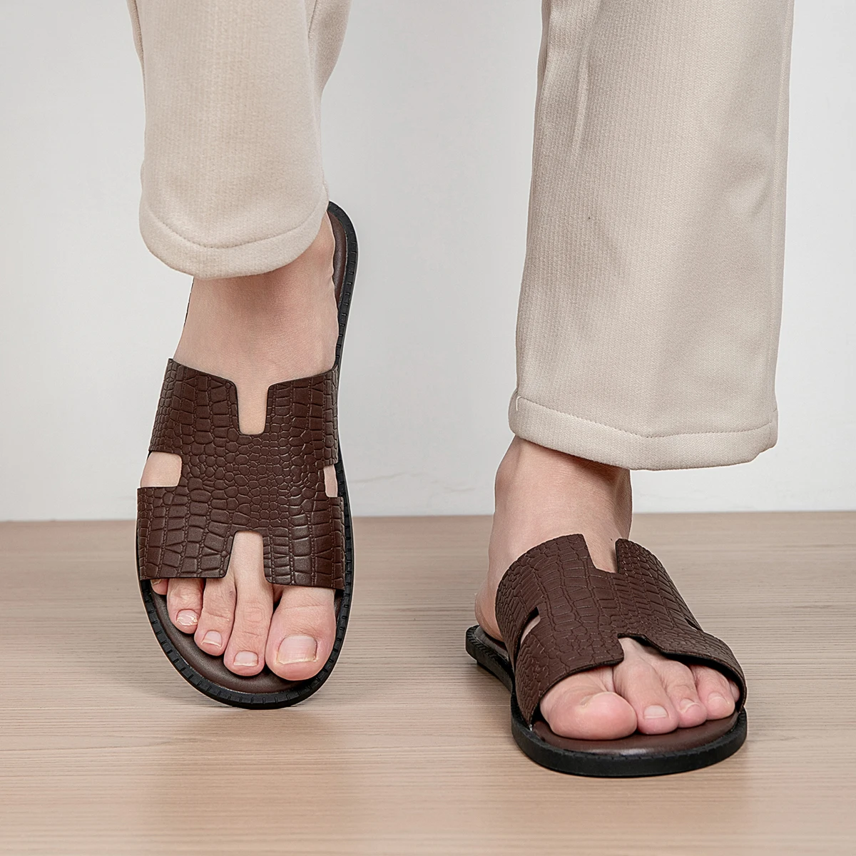 Modische Coole Herren-Slipper, geeignet für den täglichen Gebrauch zu Hause, im Badezimmer, im Freien, als Freizeitsandalen, atmungsaktive, coole Herren-Slipper.