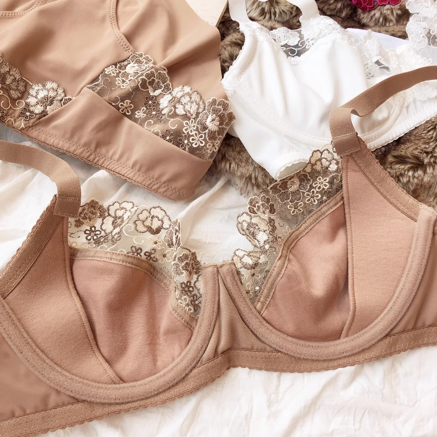 حجم كبير 75-95 BCDEFG صيف جديد رقيقة الأزهار التطريز رفع المرأة مثير أطقم داخلية جريمي حمالة صدر ولباس داخلي الملابس الداخلية العشير