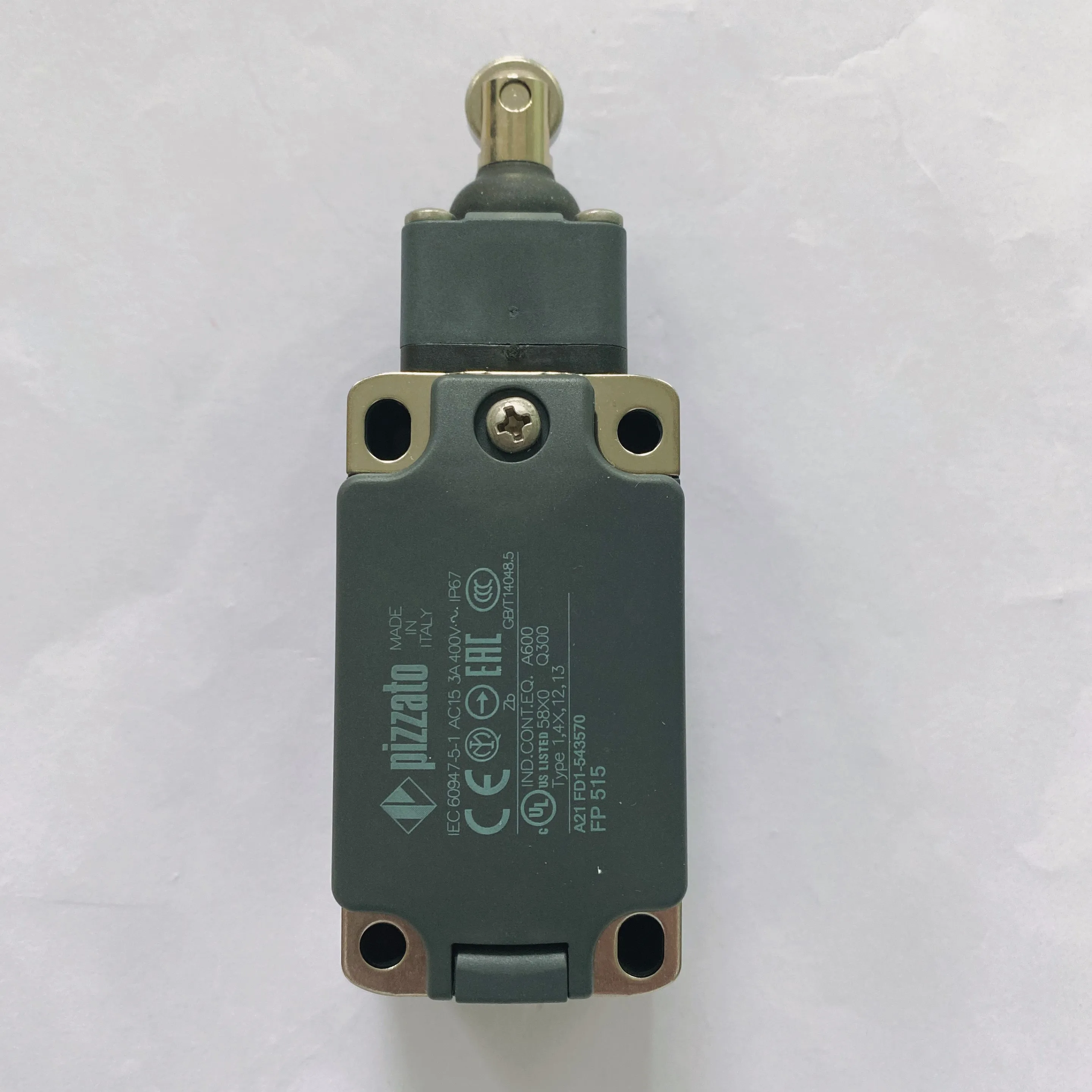 

New original Pizzato restricted switch FP515