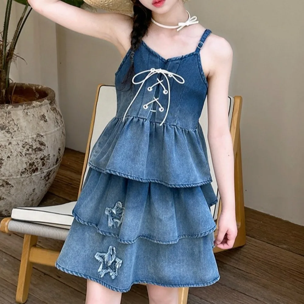 ชุดเดรสยีนส์เด็กแบบสายเดี่ยว กระโปรงทรงเอ ชุดคาวบอยเด็กผู้หญิง ทรงหลวม สไตล์ลำลอง แต่งระบายไล่สี ชุดเดรสพองๆ สำหรับใส่เที่ยวข้างนอก