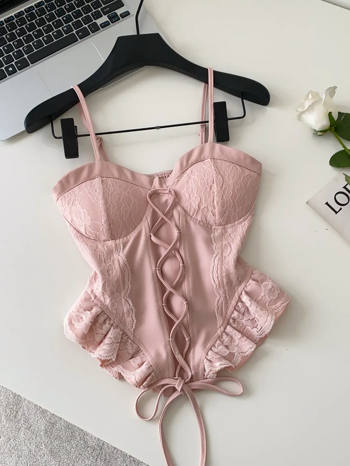Foamlina Süßes Spitzen-Cami-Top für den Sommer, Damen-Spaghettiträger-Top mit Schnürung vorne, Rüschenbesatz, plissierter Rücken, schmale Passform, Y2K-Crop-Top
