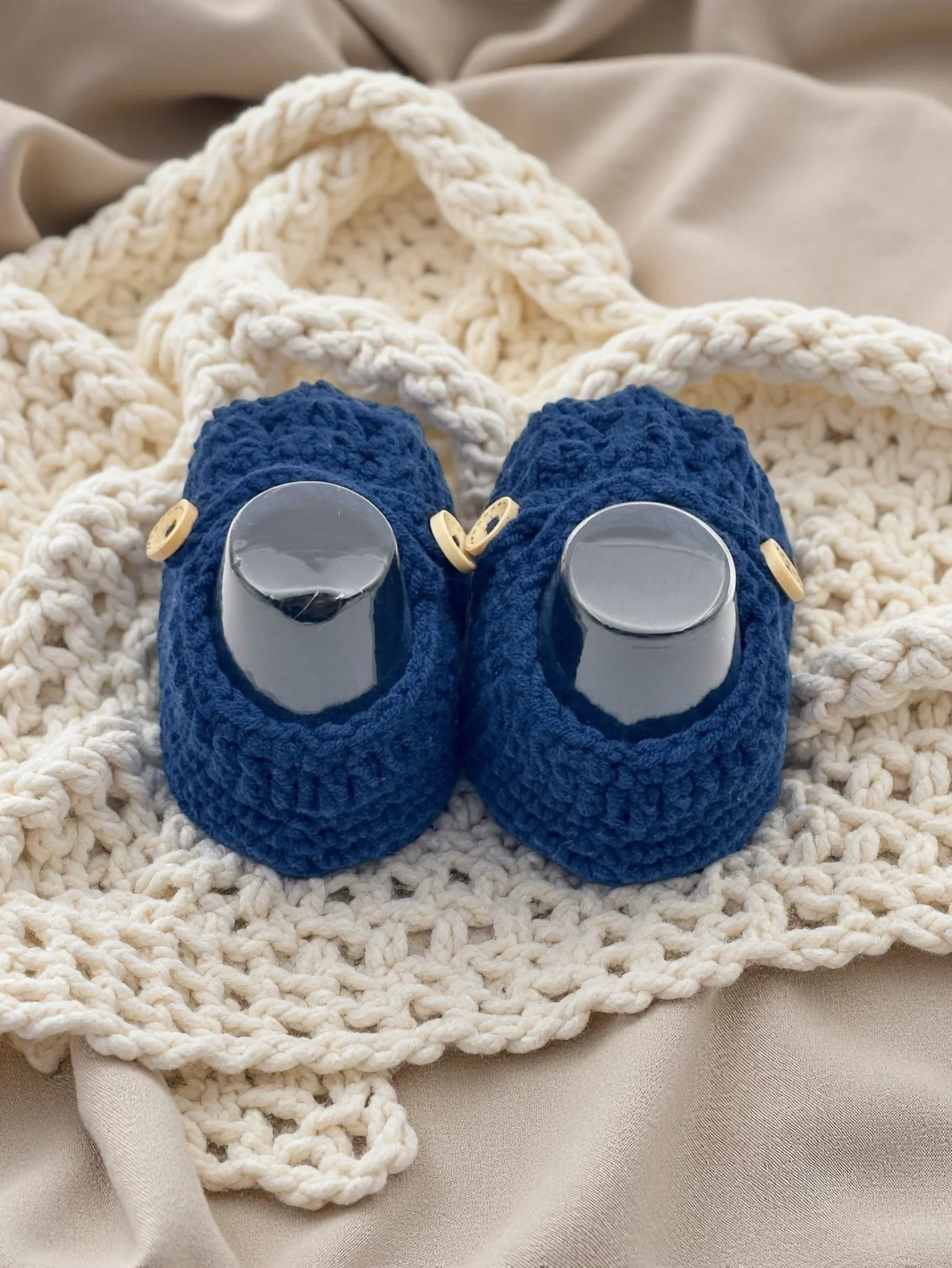 زوج واحد من أحذية الأطفال المصنوعة يدويًا من الكروشيه باللون الأزرق الداكن مع تفاصيل أزرار، أحذية أطفال ناعمة متماسكة، من عمر 0 إلى 12 شهرًا