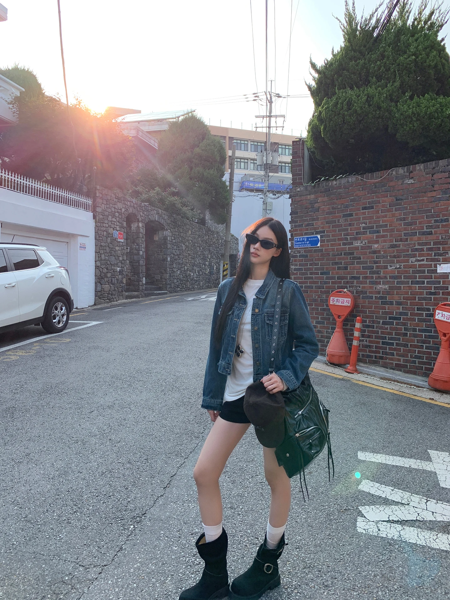 جاكيت جينز قصير أزرق للنساء خريف 2025 تصميم جديد عصري رائج مزيج من القطن والبوليستر قصة مستقيمة أسلوب عملي