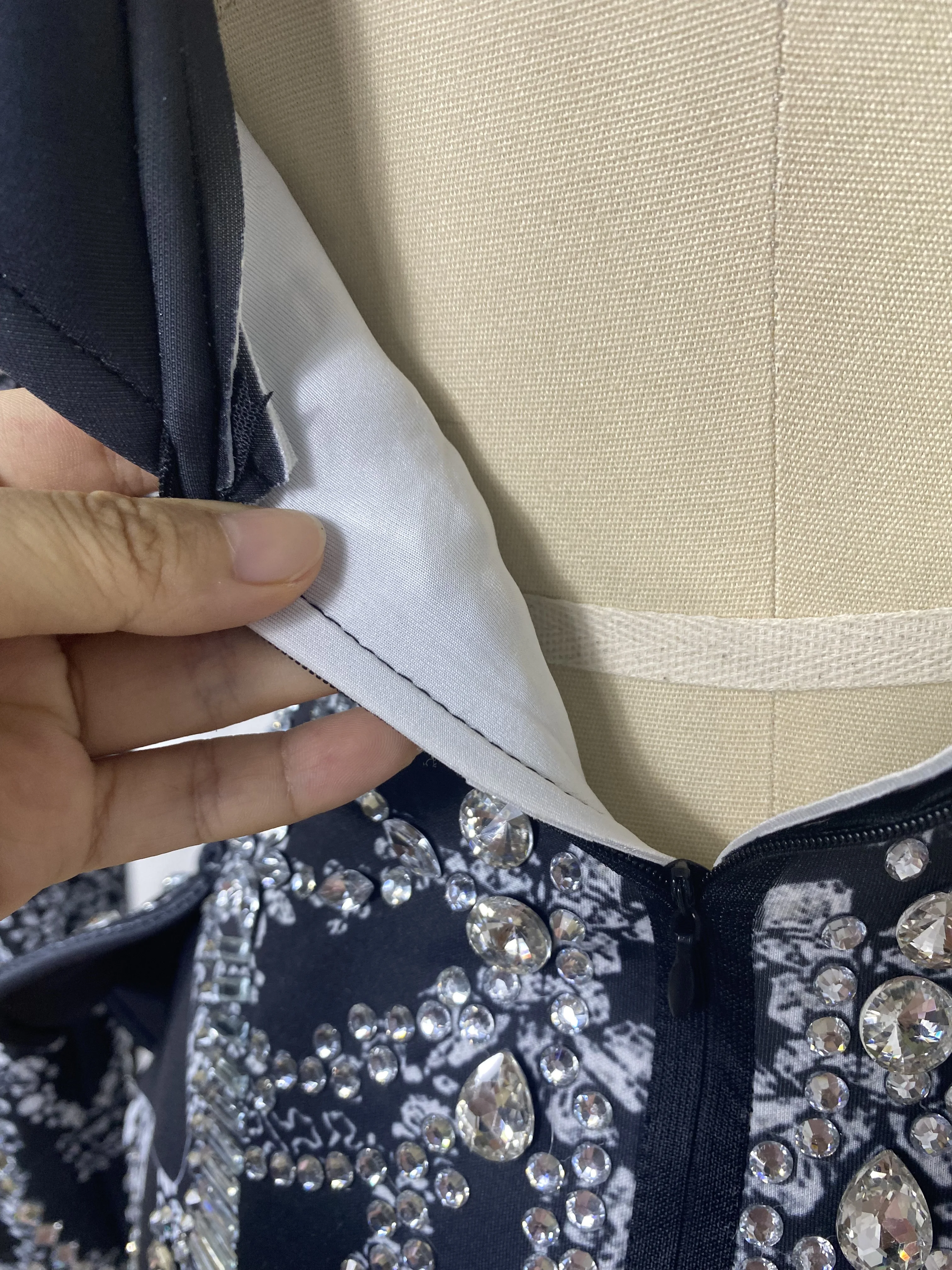 drag queen kostuum mode glitter kristal steentjes lange mouw jurk diepe v-hals zwart club feest verjaardag DS zanger show