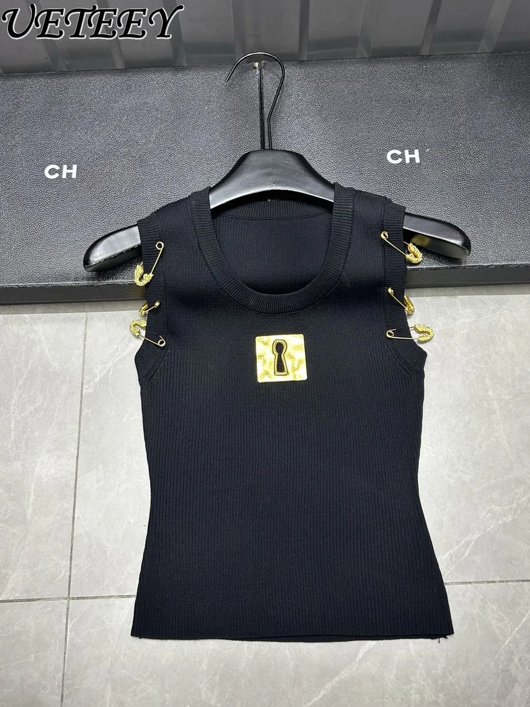 

Женский вязаный жилет без рукавов с круглым вырезом, украшенный металлическими пряжками, черный, облегающий, новая модная коллекция 2026 года