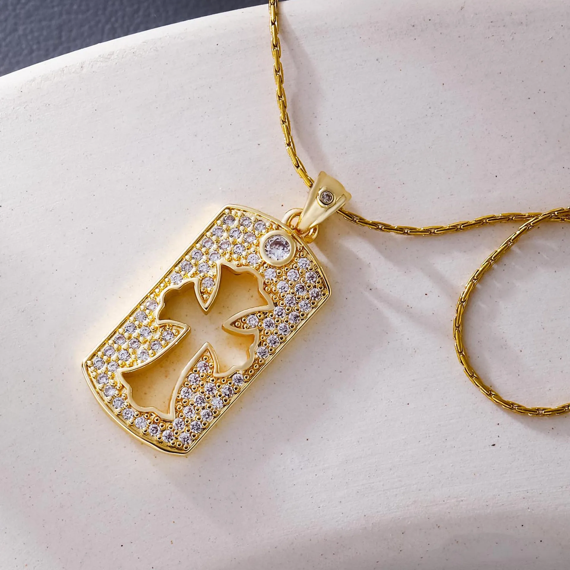 2025 جديد الهيب هوب كريستال كريستيان يسوع الصليب قلادة قلادة للجنسين الشارع الشهير الفاخرة الترقوة سلسلة مجوهرات العصرية