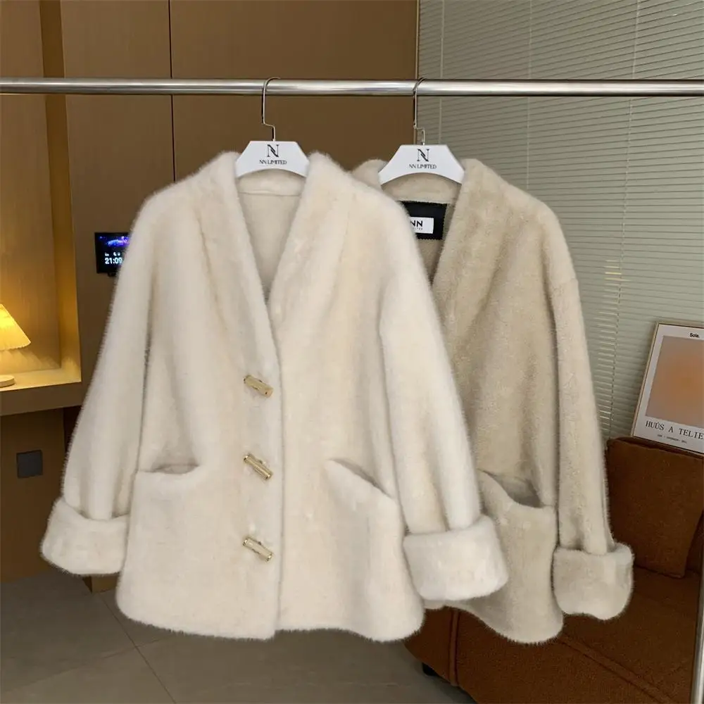 เสื้อโค้ทขนเฟอร์เทียมสีเขียวสำหรับผู้หญิง สไตล์โดดเด่น ความยาวระดับสะโพก เหมาะสำหรับเจ้าสาวและคุณแม่  บุด้วยผ้าถัก  ทรงเข้ารูป  คอปกแบบพัน  หลากสีสัน  วิบวับ  ให้ความอบอุ่น