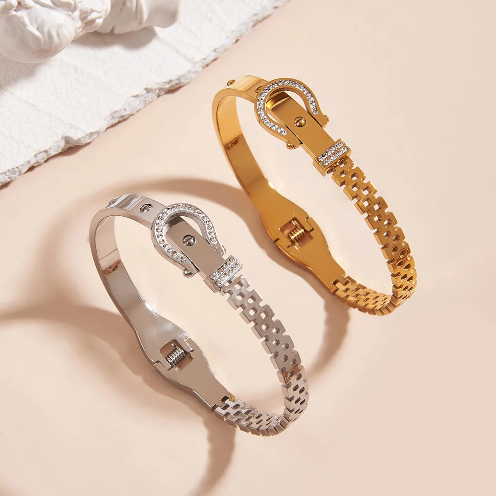 

Exquisite and stylish horseshoe buckle 18K gold-plated spring buckle bracelet, lightweight luxury jewelry daily life or party