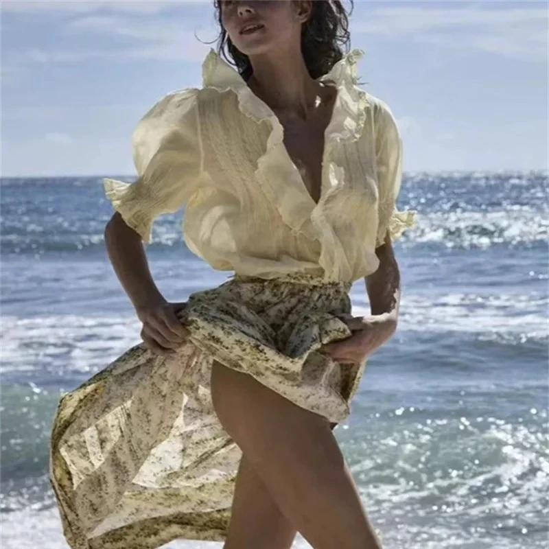 

Весна-лето 2023. Новая женская блузка с отложным воротником с милыми рюшами, нежной кружевной отделкой и очаровательными пышными рукавами.