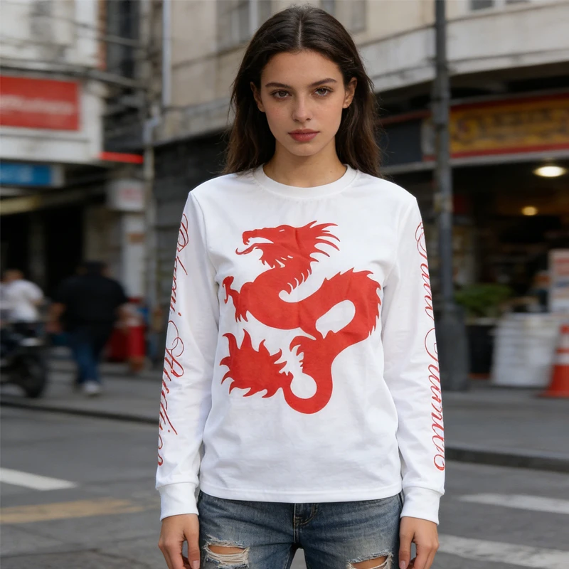 Y2K-Trend: Locker geschnittenes Langarmshirt mit Rundhalsausschnitt in dunklen Retrofarben, das einen stilvollen, lässigen Look erzeugt. – Detail 7