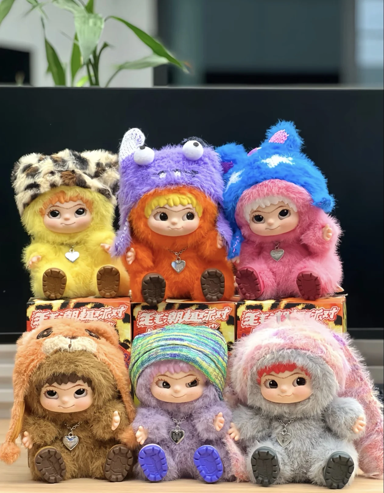 

WAKUKU FUZZY TRENDY FUN PARTY Series Blind Box Toy Kawaii Vinyl Face Pendant Action Figure Mystery Box Give Child Surprise Gifts