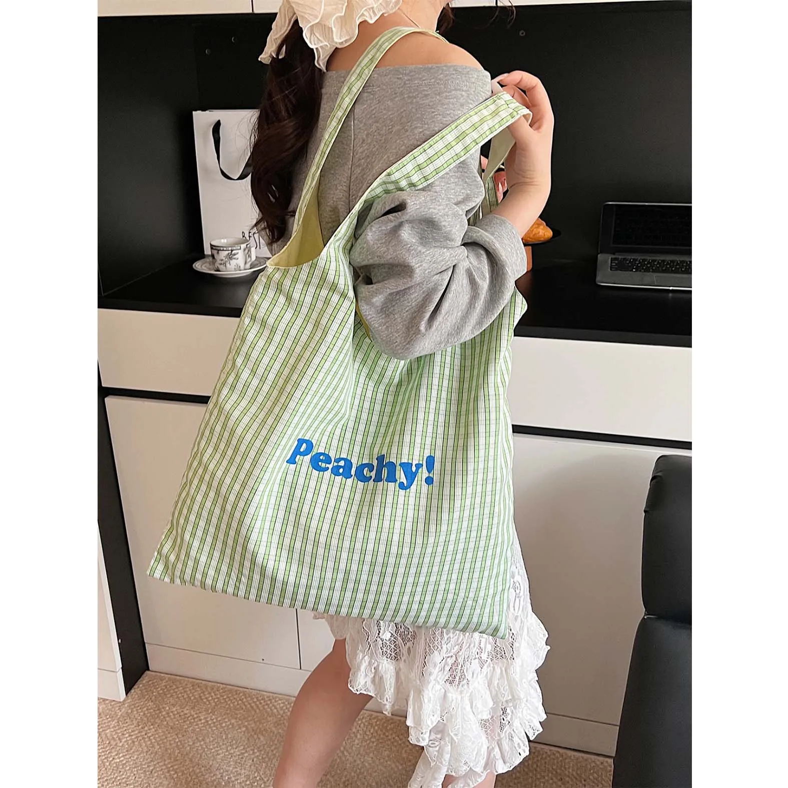 

2025 new Korean striped large capacity letter simple and versatile printed cloth bag with niche design commuting shoulder bag