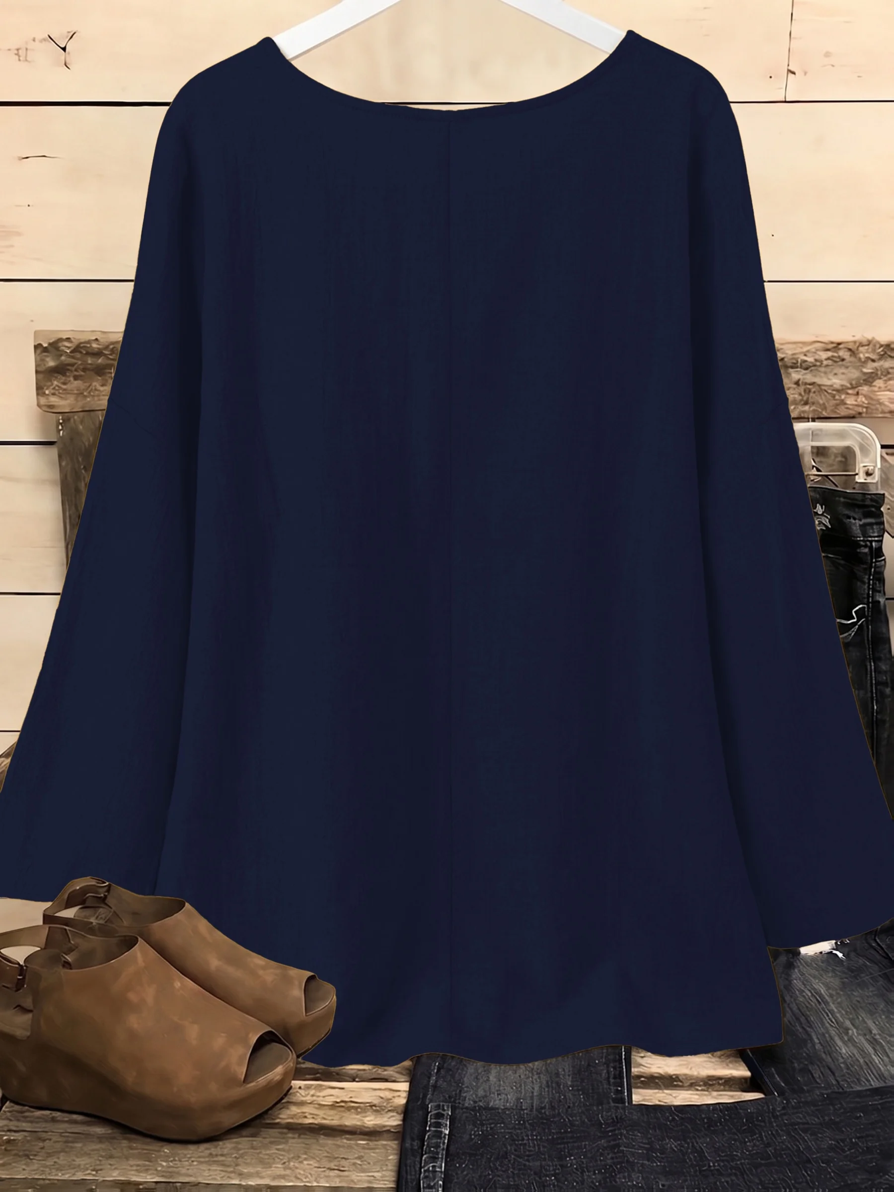 Stilvolles Plus-Size-Damenoberteil mit elegantem Blumendetail für mühelosen Komfort – Detail 5