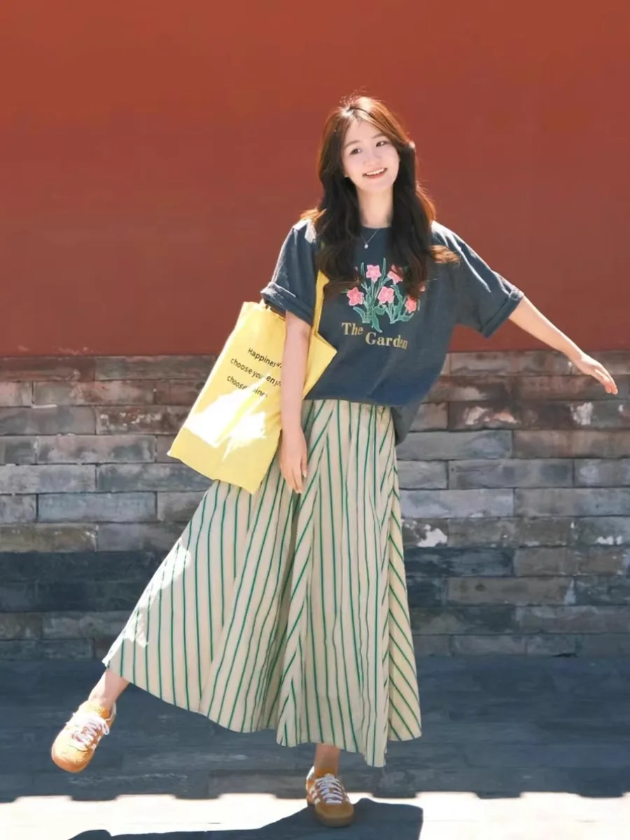 

Летний повседневный свободный комплект из футболки с принтом и юбки в полоску, удобный комплект из двух предметов больших размеров для Lazy Faionistas