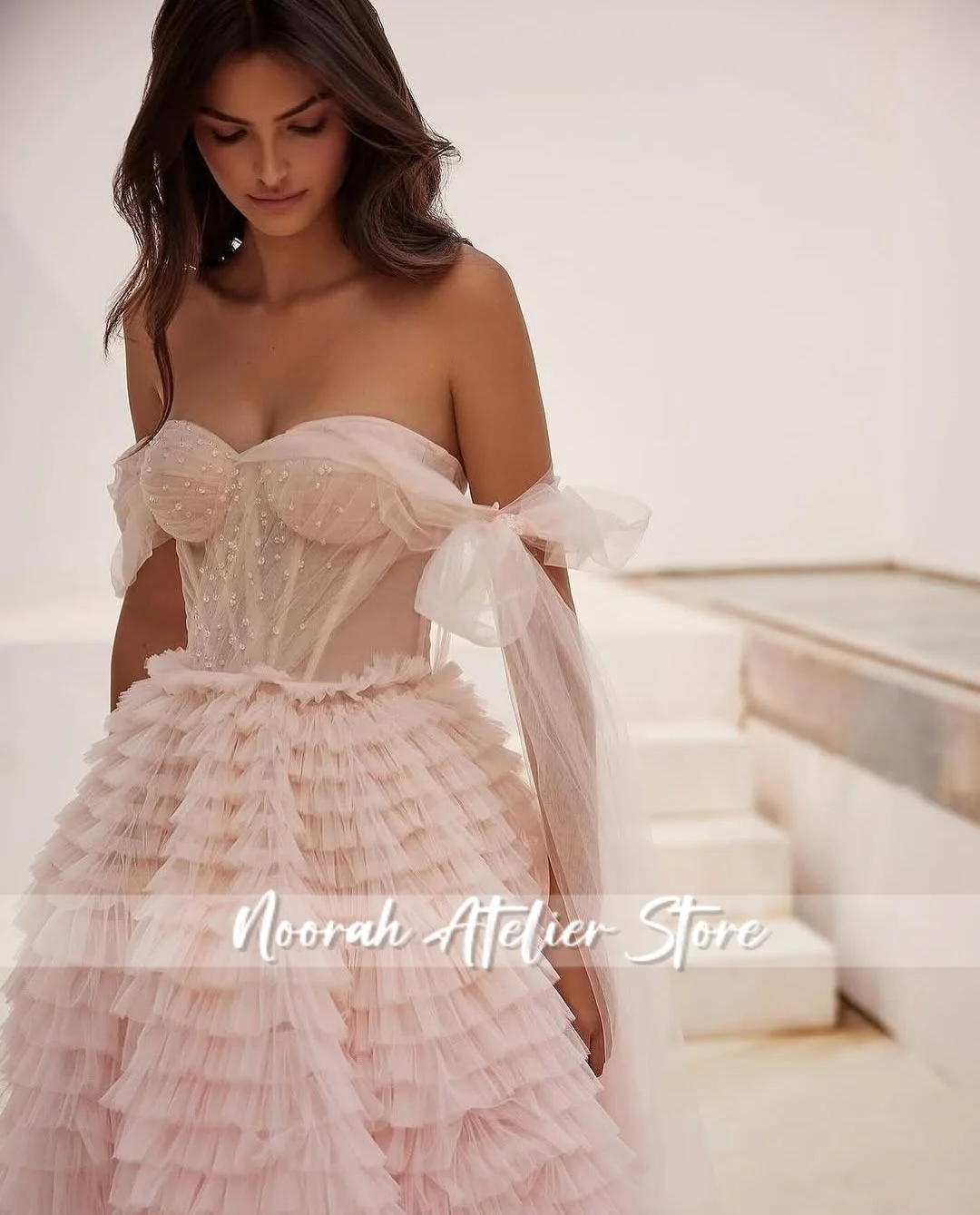 فساتين سهرة عربية متدرجة باللون الوردي بدون أكتاف أنيقة من التل المتدرج ذيل أرجواني فساتين زفاف دبي 2025 مخصصة