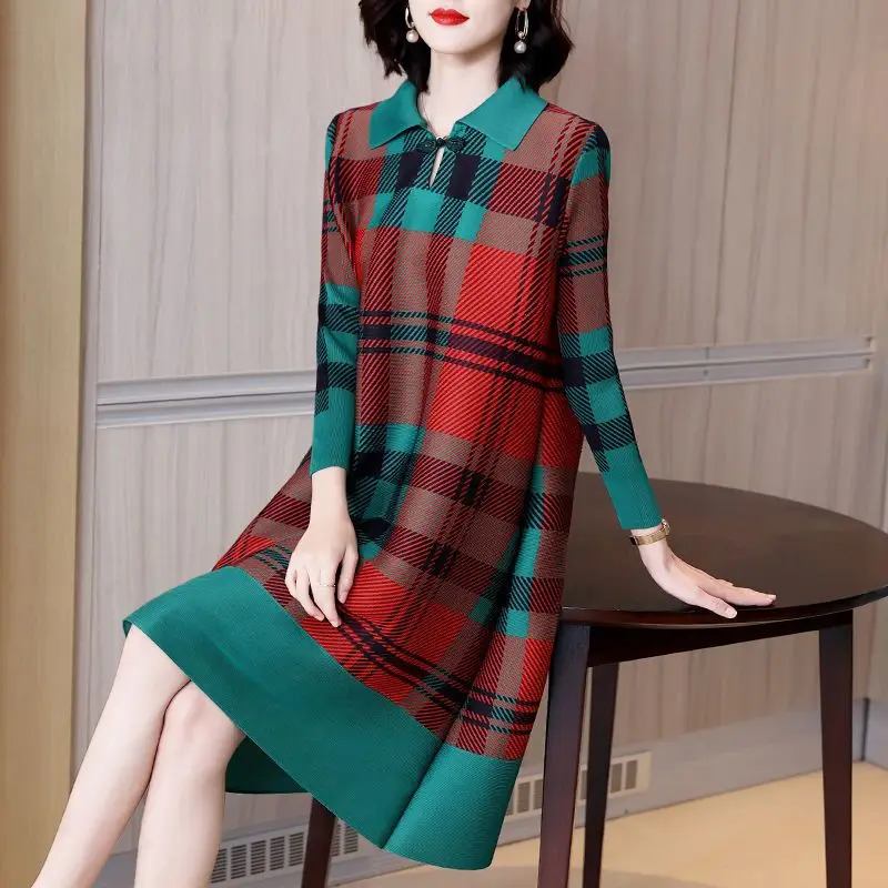 

Fashionable contrasting color lapel dress with 9/4 sleeves, spring loose and elegant, mid length pleated dress, new style