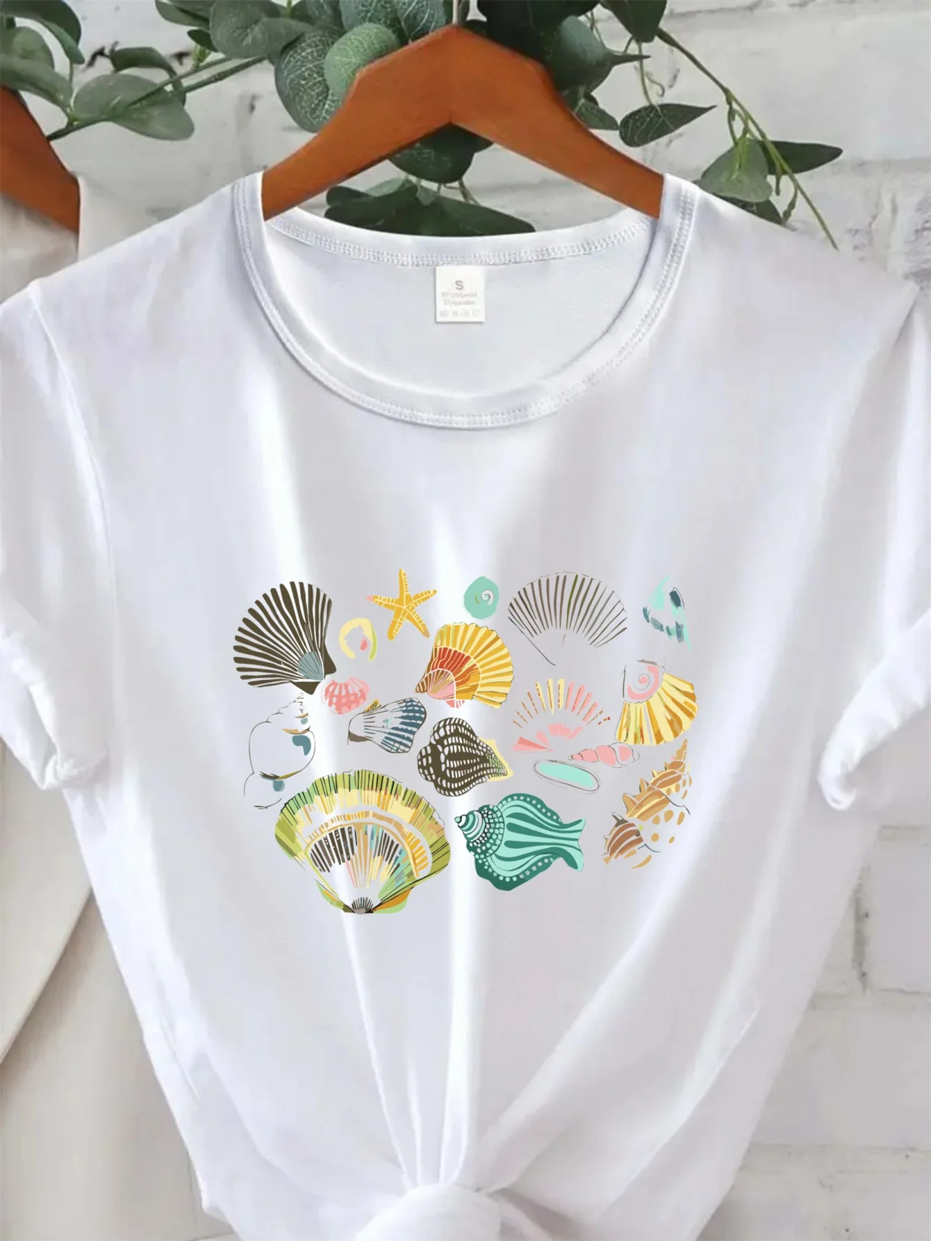 

A Lovely Women'S Featuring A Shell Pattern Print Perfect for Spring and Summer Casual Sportswear Short-Sleeved Top for Ladies