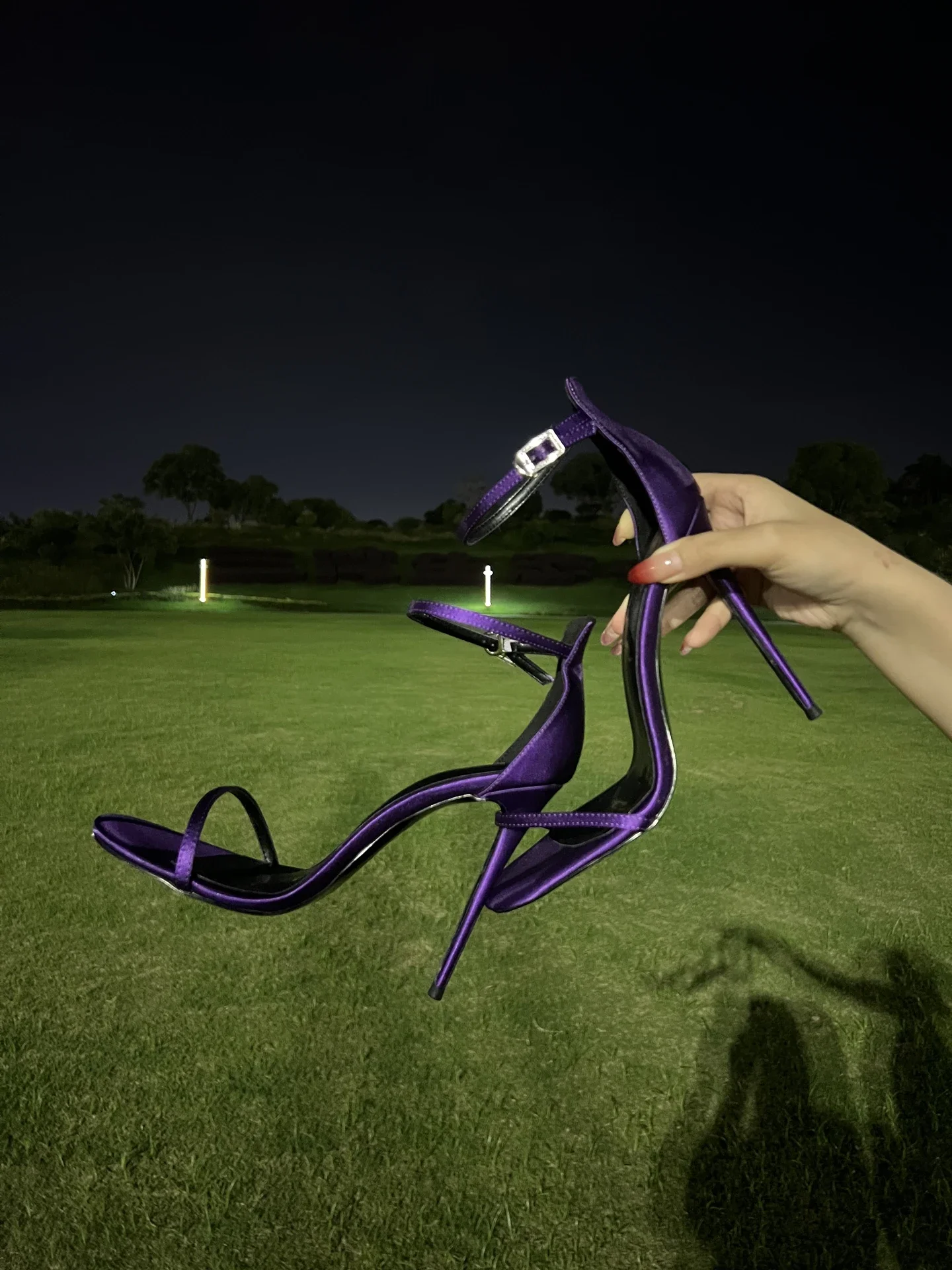 

Босоножки на тонком каблуке 12 см с ремешком на тонком каблуке из сливовой росы, 12 см, на высоком каблуке с водными бриллиантами, темно-фиолетовый шелк