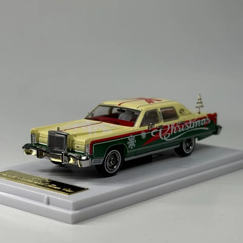 Turning Crushi 1:64 Sun Star 1979 Lincoln Continental City Christmas Edition alloy casting car model,static desktop ornament.