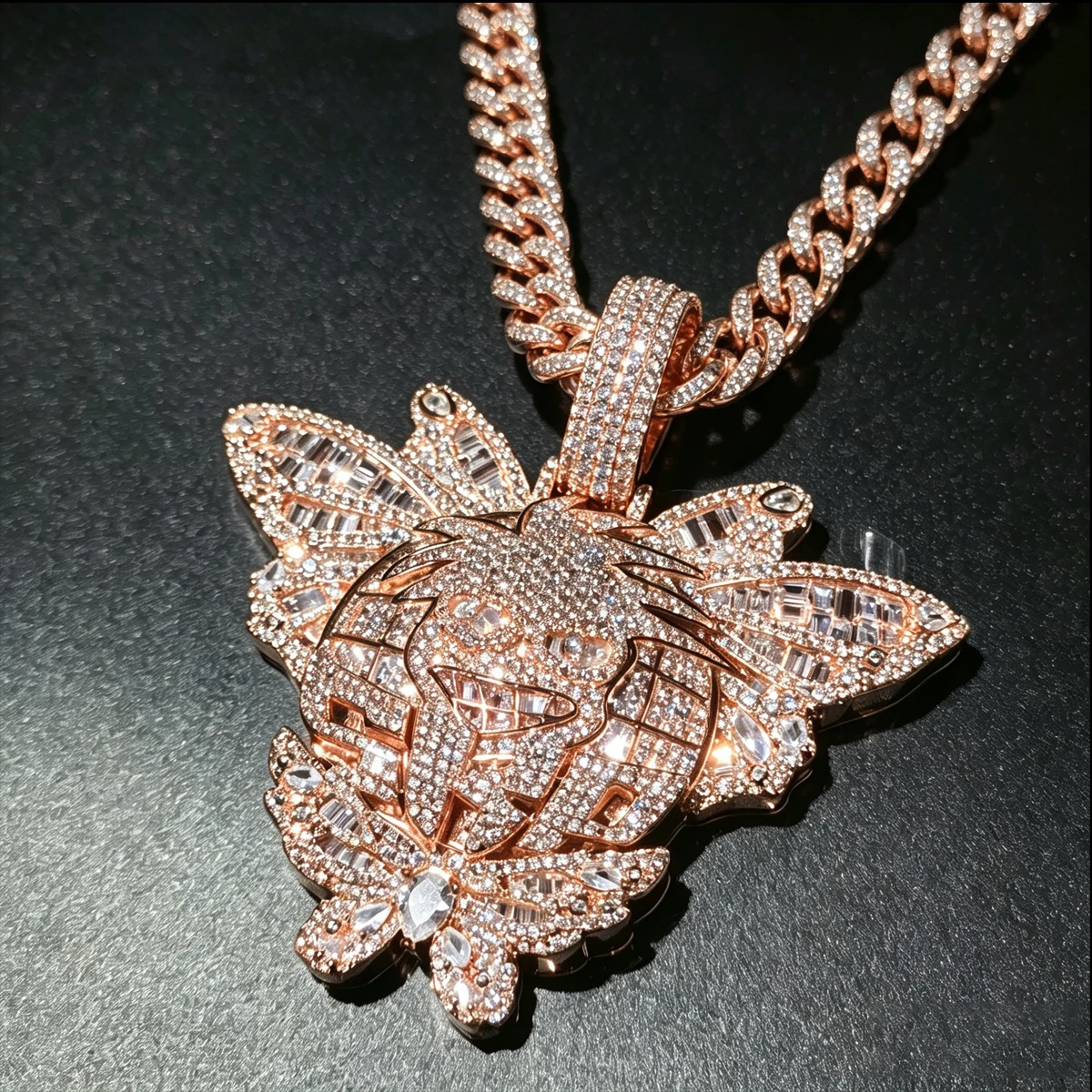 Iced‑Out Butterfly Cartoon Hip Hop Pendant Micro‑Paved Cubic Zirconia 18K Rose Gold Finish Luxury Bling 3D Charm For Rappers Trendy Streetwear Custom Jewelry Sparkling Full Diamond Fine Jewelry Gifts Party Stage Performance Daily Street for Men Boy Friend