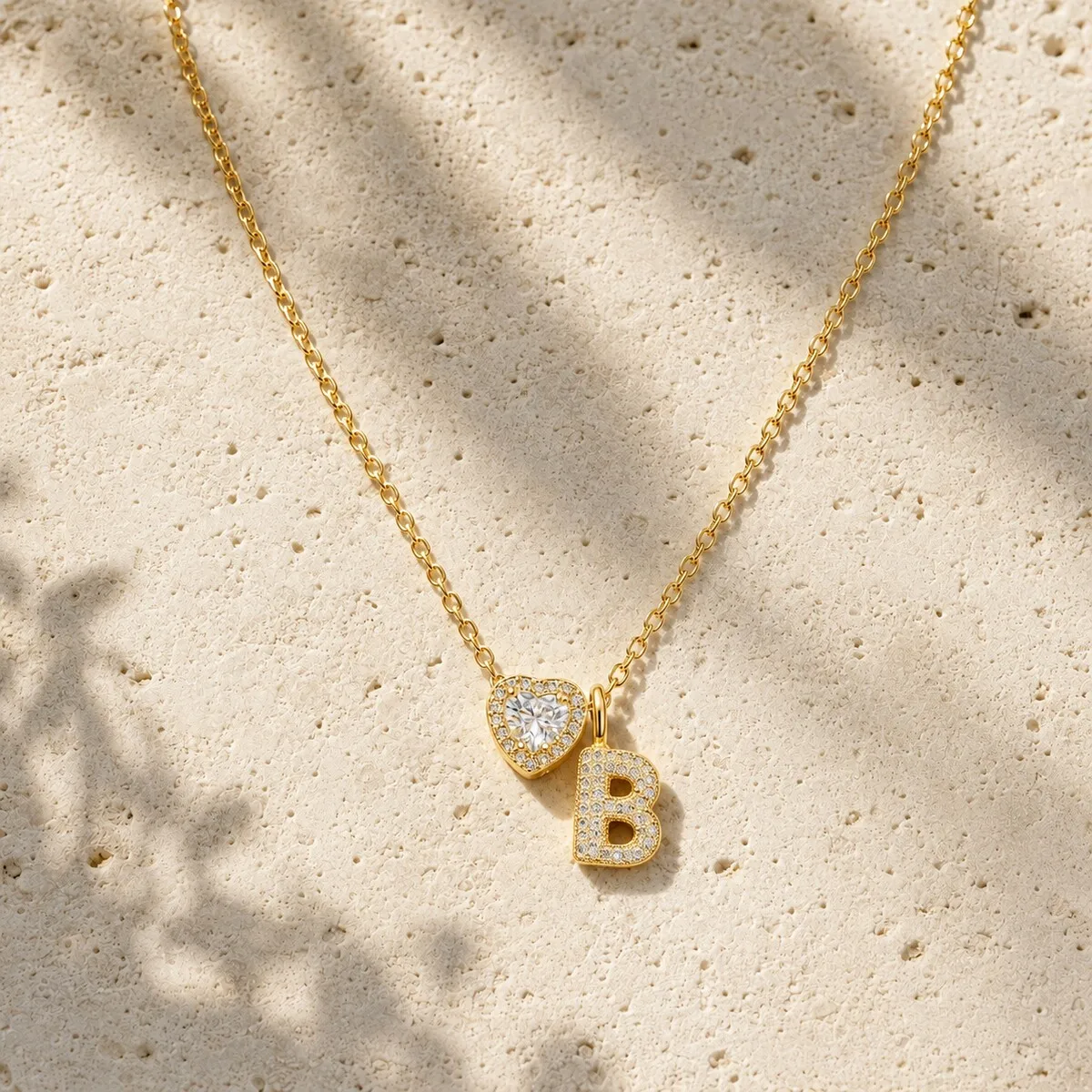 Initialen-Charm Vergoldete Buchstabenkette für Damen und Herren mit Herz und Zirkonia für den Alltag, als Geburtstagsgeschenk oder für Feiertagspartys – Detail 6