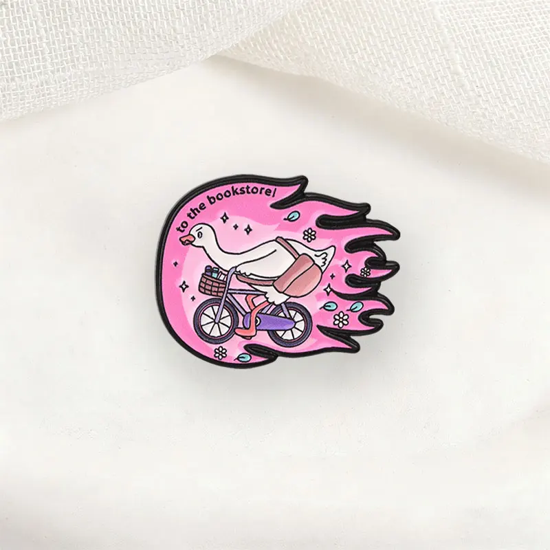 Lustiges Gänse-Fahrrad-Emaille-Abzeichen „Zum Buchladen“ Pink-Flammen-Ästhetik Metall-Brosche Revers-Accessoire Geschenk für Buchliebhaber – Detail 6