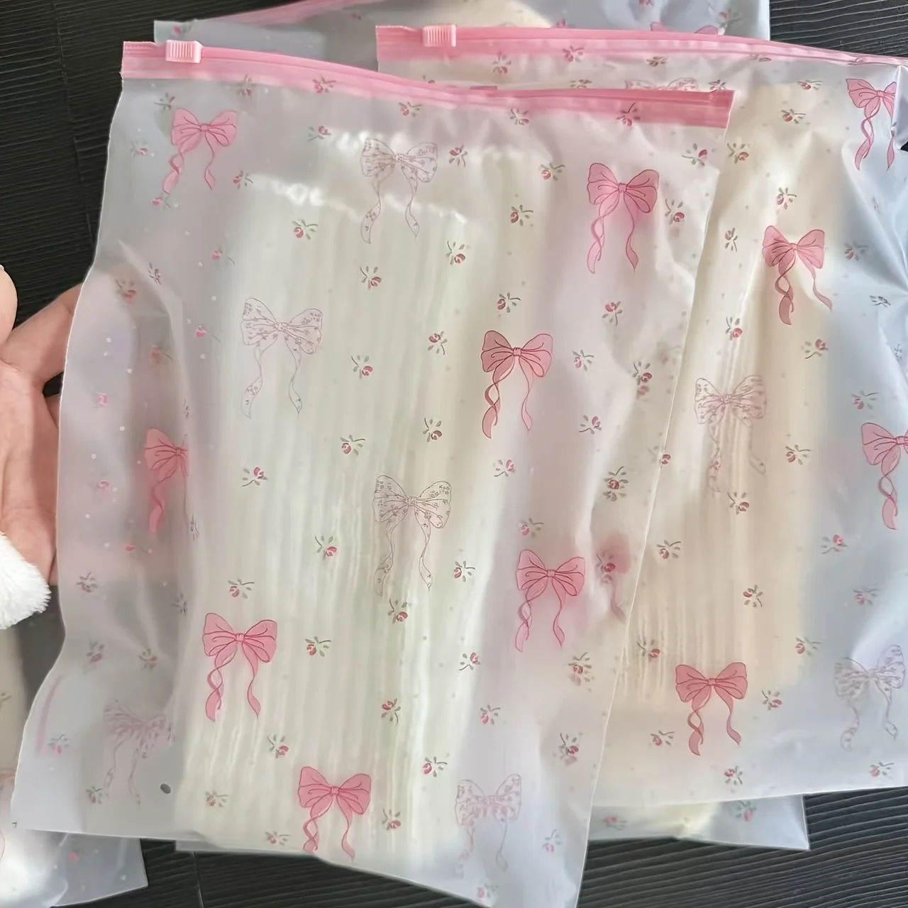 Bedruckte Schleifen-Aufbewahrungstasche aus Mattglasfolie – ein praktischer Artikel für die Aufbewahrung von Mädchenkleidung, Reiseverpackungen und die Organisation im Studentenwohnheim