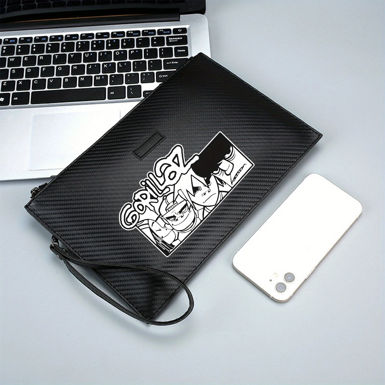 حقيبة يد رجالية من البولي يوريثان مطبوعة باللونين الأبيض والأسود بتصميم شعار أنيق وعملي للحمل اليومي