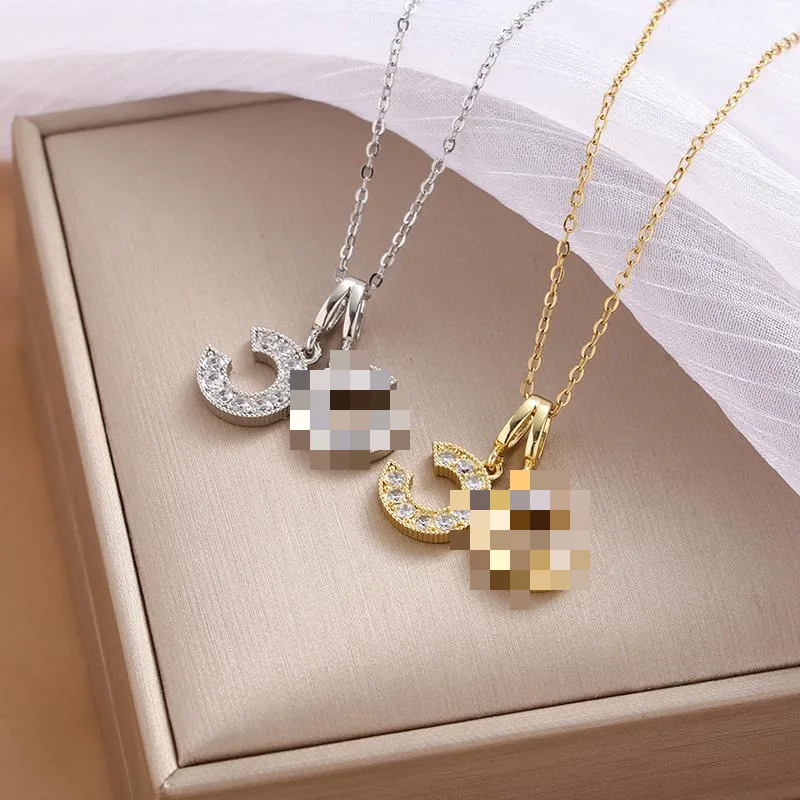 

The new letter necklace is simple and elegant, and the collarbone chain is a summer accessory for women