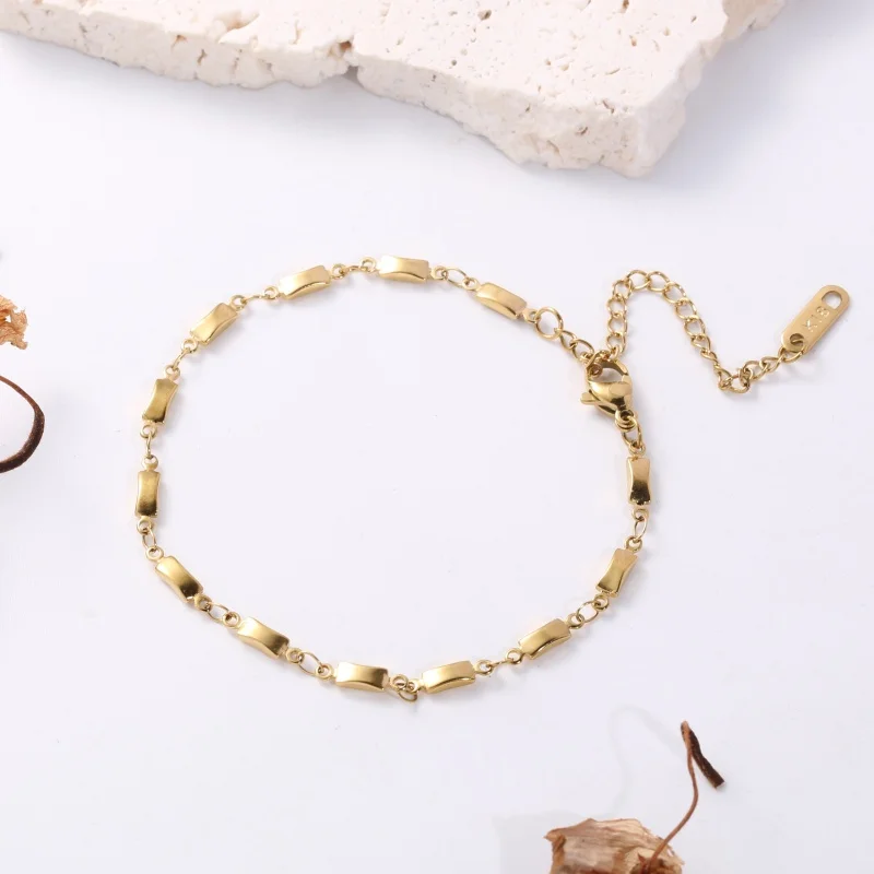 Pulsera de eslabones rectangulares pequeños de acero inoxidable chapada en oro de 18 quilates, joyería geométrica simple y ajustable, adecuada para el uso diario fresco de estilo coreano para mujeres, para combinar con camisetas, vestidos y ropa de trabajo, joyería elegante y única, versátil para ir de compras, tomar el té de la tarde, citas y viajes.